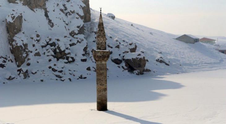 تركيا مئذنة مسجد محاطة بالثلوج في شكل يبهر العين