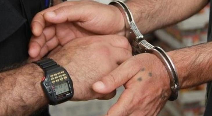 القبض على لص سرق مبالغ مالية وأجهزة كهربائية من مسجد بغزة