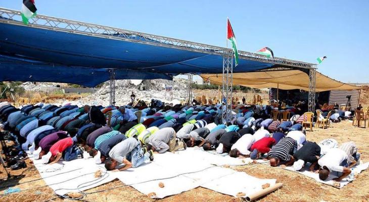 أهالي مخيم قلنديا يُقيمون صلاة الجمعة فوق أنقاض منازلهم المهدمة