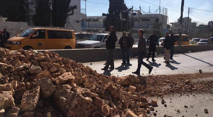 بالصور: نشطاء يغلقون شارع رام الله القدس 