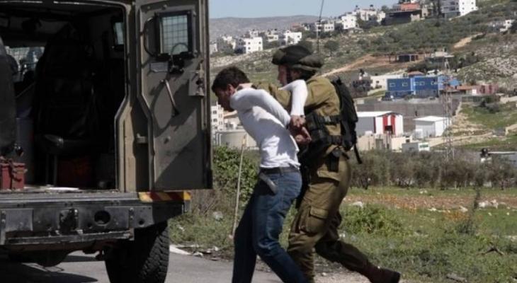 الاحتلال يداهم منزل شاب بالخليل ويعتقله