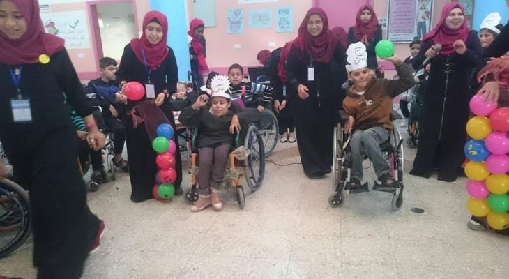 بالصور: لفتة إنسانية من طالبات الكلية الجامعية لأطفال غزة