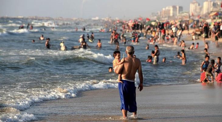بالصور والتفاصيل: تحديد الأماكن الآمنة للاستجمام على شاطئ بحر غزة