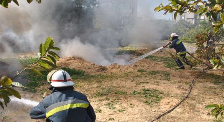 النيران تلتهم مساحات واسعة من أرضي صوريف غربي الخليل