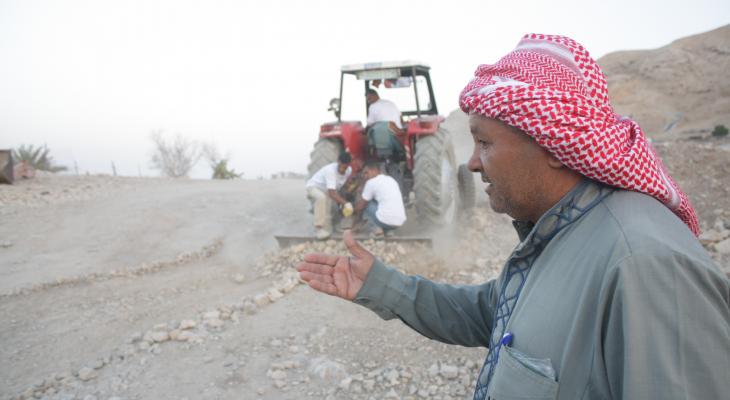 الزراعة تُوزع 1500 طن أعلاف على مزارعي المناطق البدوية بالضفة