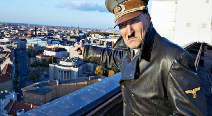 شبيه هتلر يثير الفزع بين المواطنين في شوارع النمسا