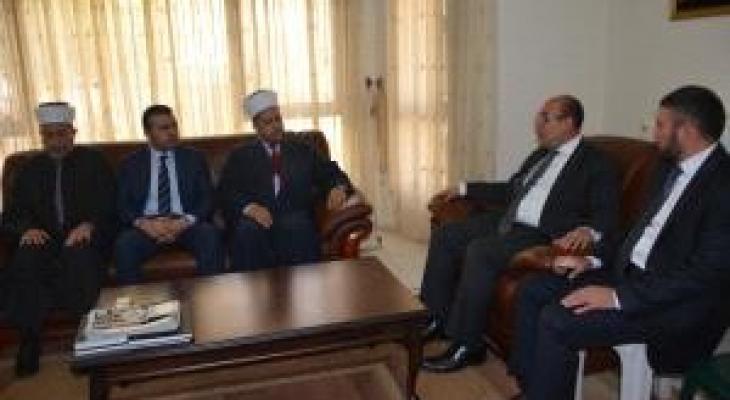 وفد من القضاة الشرعيين يقدم التعازي للسفارة المصرية بضحايا الإرهاب.jpg