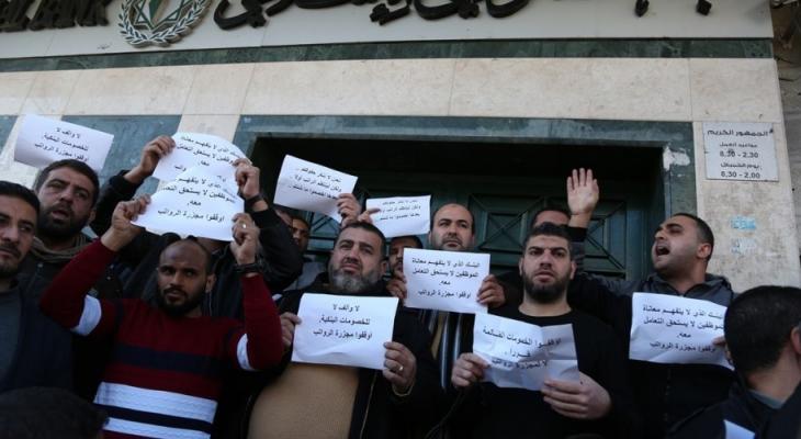 غضب يُعم موظفي غزة احتجاجاً على استمرار الخصومات على الدفعة المالية