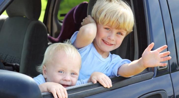 kids-2-in-minivan-shutterstock_147792323-980x490