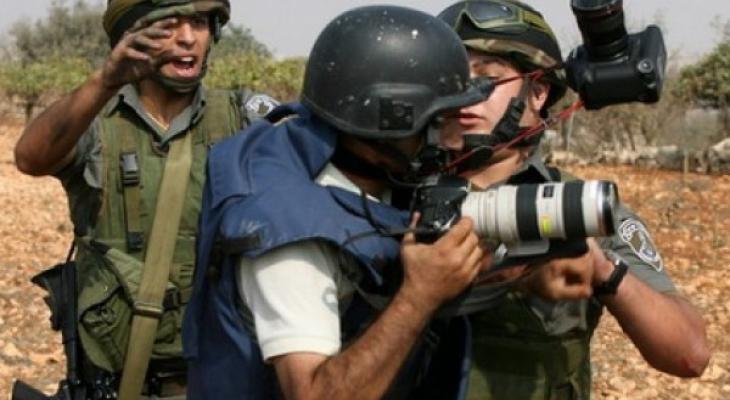 إعلاميون بنابلس ينددون بإغلاق الاحتلال لمؤسسات إعلامية.jpg