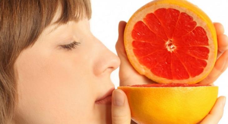 woman-smelling-grapefruit-980x498