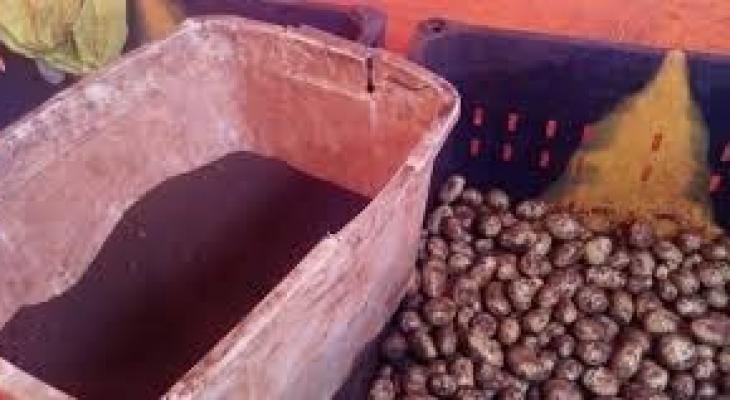 ضبط عملية غش لتاجر يخلط البطاطا بالتراب الأحمر في جنين.jpg