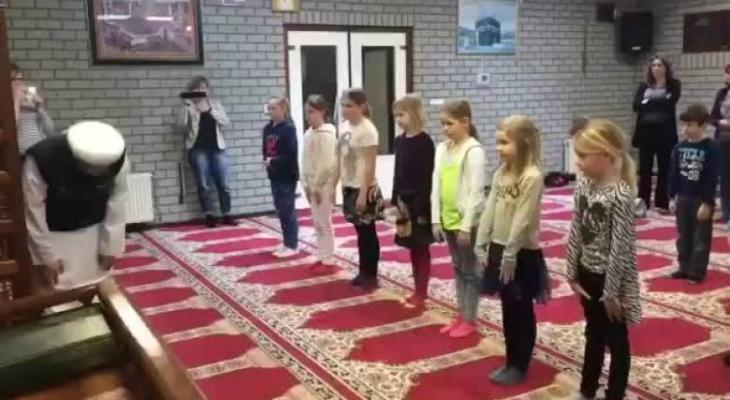 غضب في هولندا بعد فيديو لأطفال يعلمهم شيخ الصلاة