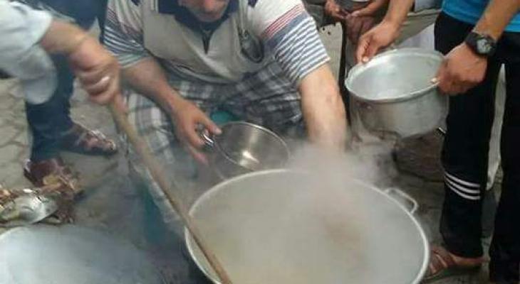 بالصور: مواطن غزّي يطهي الطعام لتوزيعه على الفقراء بدون مقابل