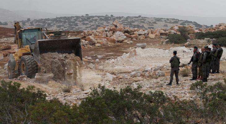 الاحتلال يهدم منشآت وبركسات في خربة الدير