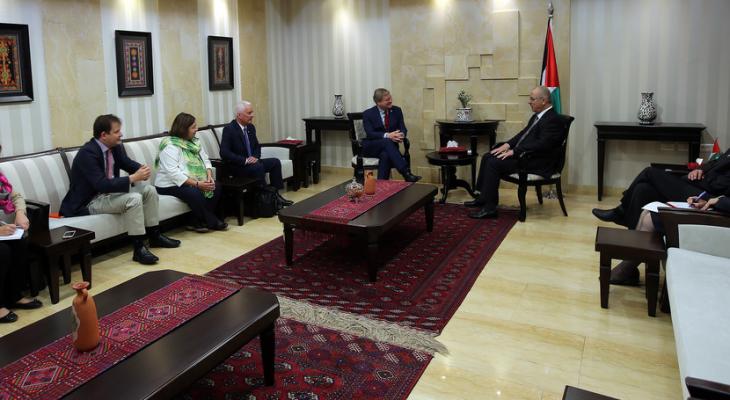 الحمد الله يطلع وفداً برلمانيا اسكتلنديا على الانتهاكات الإسرائيلية