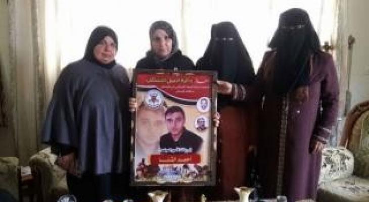 الاحتلال يحتجز والدة الأسير أحمد الشنا على "إيرز"