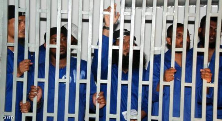 سجناء من القاعدة في المكلا أثناء محاكمتهم