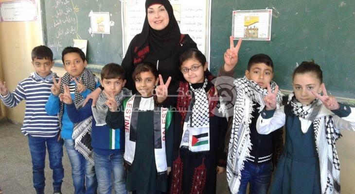 بالصور: معلمة بغزة تطبق مبادرة "تمتين المنهاج بالإبداع" في التدريس