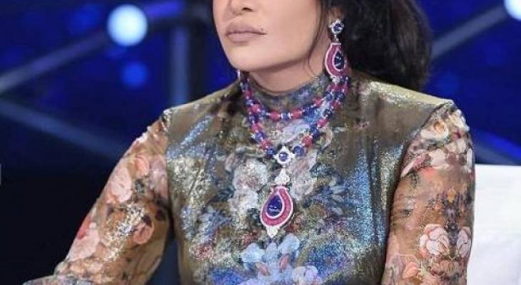 بالصور : أحلام تُقبّل قدم زوجها؟!