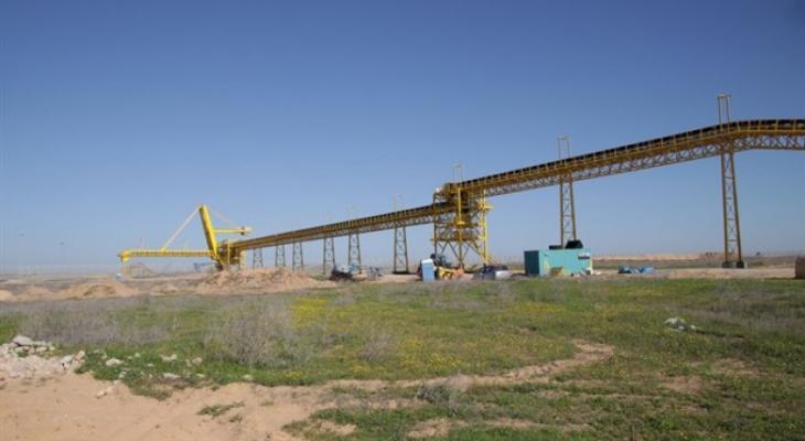 الاحتلال يعلن البدء بإنشاء جسر حديدي لفحص البضائع عبر أبو سالم