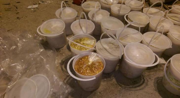 ضبط كمية كبيرة من المخللات التالفة في الخليل