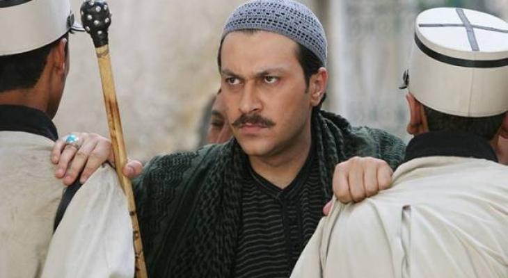 بالصورة : "معتز" يقبل رأس والده المتوفي!