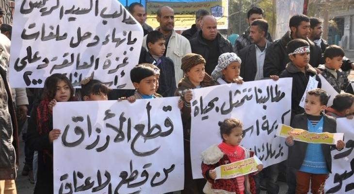 المقطوعة رواتبهم يحاصرون أنصار الرئيس داخل صالة بمخيم البريج