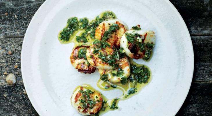 grilled-scallops-with-lemony-salsa-verde-980x490
