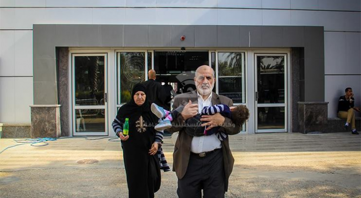 بالصور: فتح معبر رفح ومغادرة حافلتين في اليوم الثاني من عمله استثنائياً