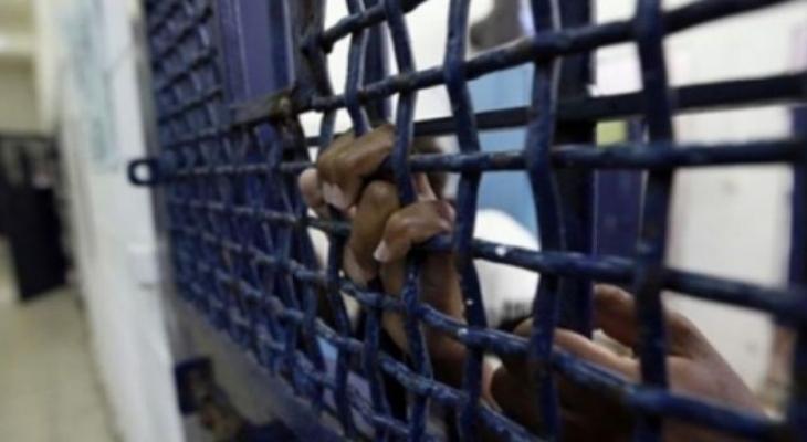 الاحتلال يحكم على الأسير "زكارنة" بالسجن مؤبدين