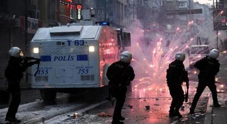 عناصر شرطة مكافحة الشغب التركية يطلقون القنابل المسيلة للدموع باتجاه المتظاهرين في اسطنبول