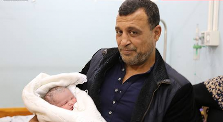 بالفيديو: مواطن غزي يُرزق بمولوده الأول بعد حرمان استمر 20 عاماً 