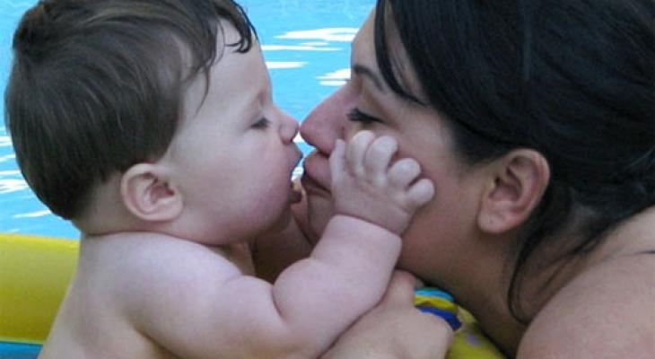 تقبيل الاطفل