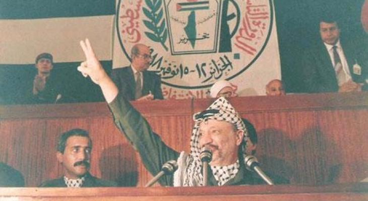 الشهيد-ياسر-عرفات-اثناء-اعلان-استقلال-دولة-فلسطين-في-الجزائر-500x330