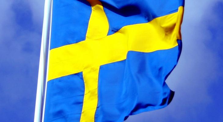 Swedish_flag_with_blue_sky_behind_ausschnitt