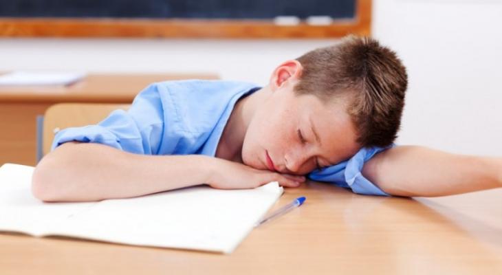 kid-sleeping-in-class-980x490