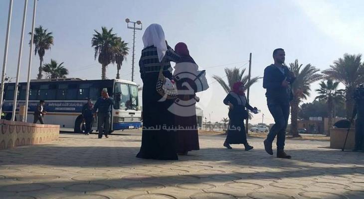 بالصور: مغادرة الحافلة الأولى في أول أيام فتح معبر رفح استثنائياً