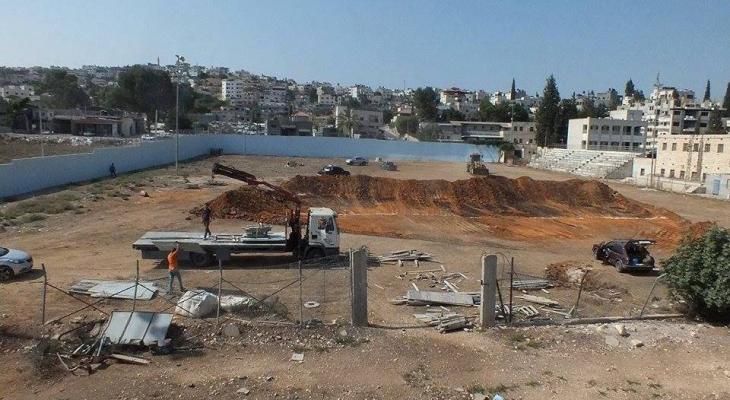 بلدية جنين تشرع بتأهيل وتعشيب أرضية "ملعب الشهيد أبو عمار"