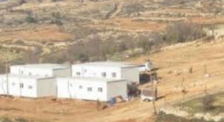 مستوطنون ينصبون بيوت متنقلة فوق أراضي المواطنين شرقي بيت لحم
