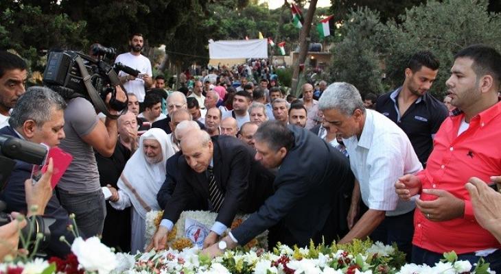أكاليل زهور باسم الرئيس على أضرحة شهداء الثورة في تونس.jpg