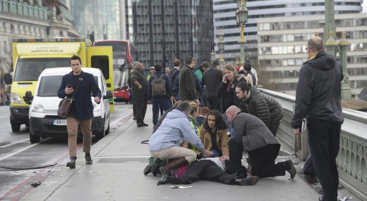 صور وفيديو.. 3 قتلى بدهس وطعن قرب البرلمان البريطاني.JPG
