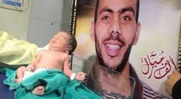 الأسير أيوب أبو كريم يرزق بطفل عبر "النطف المهربة"