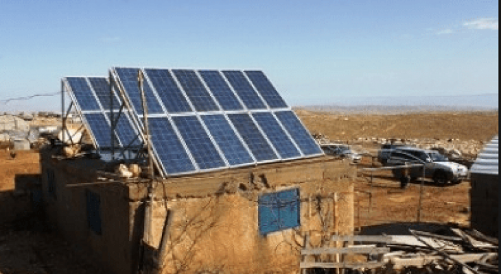 الاحتلال يخطر احدى العائلات بوقف العمل في خلية شمسية بالأغوار