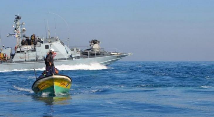زوارق الاحتلال تستهدف مراكب الصيادين في بحر شمال غزّة