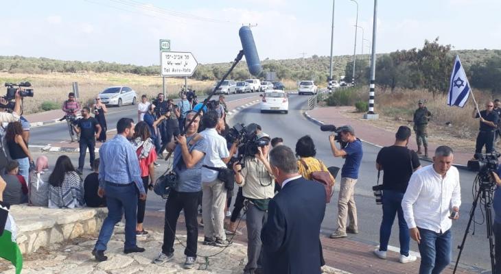 الاحتلال يطارد الصحفيين أثناء تواجدهم على معبر جبارة لتغطية لحظة الإفراج عن التميمي