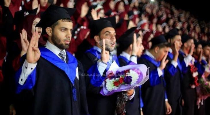 بالصور: فتاة غزّية تُفجر مفاجأة بحفل تخرجها الجامعي أثارت إعجاب الحضور