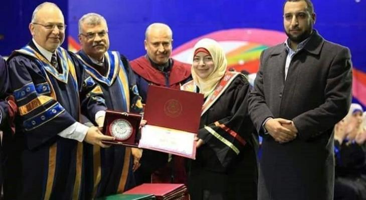 شاهد لحظات مؤثرة لزوجة الأسير الشهيد "فقهاء" 