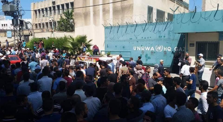 بالصور: موظفو "أونروا" يُهددون ببدء إضراب عام ضد إدارة الوكالة بغزّة