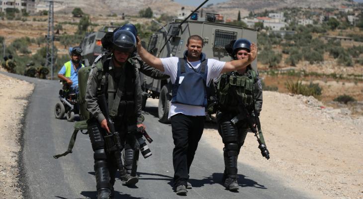 الاحتلال يحتجز عددًا من الصحفيين في الخليل